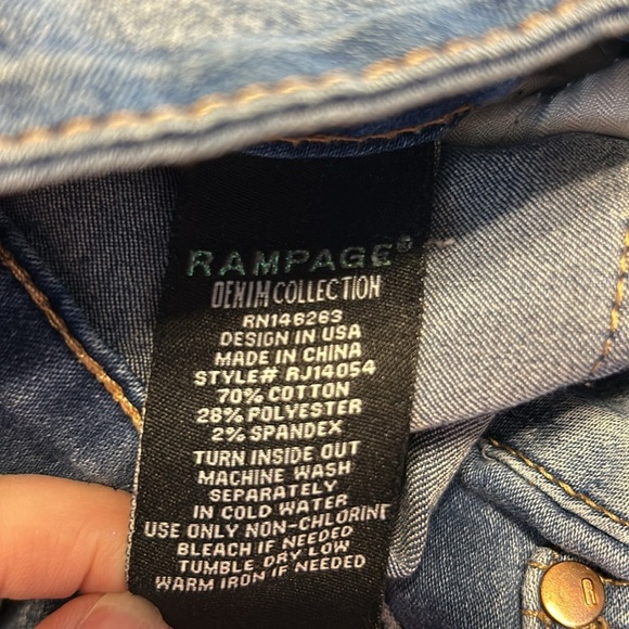 Women’s Rampage Crop Chloe curvy Jeans size 7  30” waist 23” inseam 8.5” rise - Picture 4 of 4